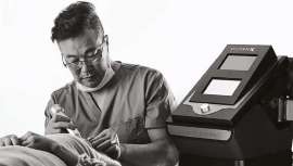 El primer y único de microagujas DE, RF, PW (onda pulsada) y
CW (onda continua), rejuvenece y trata manchas, lesiones vasculares, rosácea y otras alteraciones de la piel