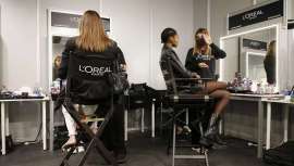 Desde hace 23 años, la firma LOréal Paris apoya a la moda española, como uno de los patrocinadores principales de MBFWMadrid. Además, es maquillador y peluquero oficial del evento
