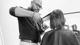 En el Mes Nacional de la Herencia Hispana (15 de septiembre-15 de octubre), Sam Villa, cofundador y director creativo de Sam Villa y embajador artístico global de Redken, ha anunciado la educación trimestral impartida en español