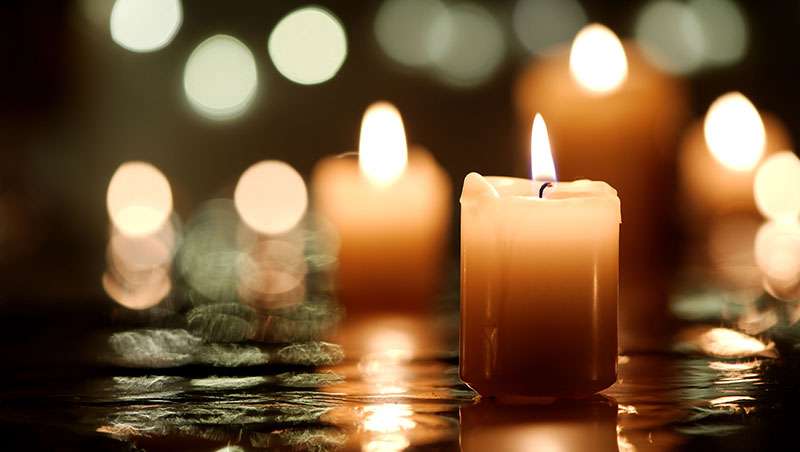 Contemplar la luz de las velas, terapia de purificación y yoga