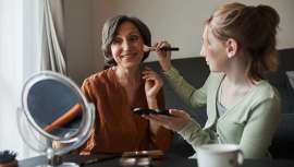 La maquilladora Cristina Lobato apuesta por un maquillaje antiage que disimule las arrugas, la pérdida de firmeza y las ojeras. Y recuerda que ¡menos es más!