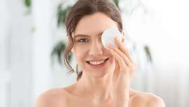 La exposición continuada al agua del mar, el cloro de las piscinas y el sol deja como consecuencia una piel asfixiada y con exceso de impurezas. Hoy te desvelamos el primer paso para una piel perfecta tras las vacaciones: la limpieza facial