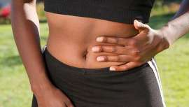 La farmacéutica Belén Acero, titular de la Farmacia Avenida de América y especialista en dermocosmética y nutrición, nos desvela cómo hacer frente a la hinchazón abdominal a través de alimentos antiinflamatorios