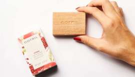 Destaca por su alto poder hidratante y antioxidante gracias a componentes como el aceite de oliva, el aloe vera o el extracto de granada que consiguen que el pelo esté más suave, brillante y listo para desenredar