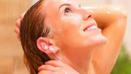 Con valiosos consejos y la ayuda del Champú Regenerador de Armonía Cosmética Natural, vegano y 100% libre de sulfatos, puedes cuidar las bacterias de tu cuero cabelludo, necesarias para mantener su salud