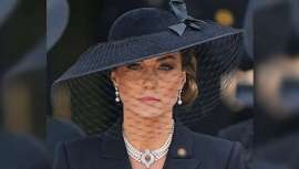 Te damos todas las claves para lucir el que parece haberse convertido en el complemento imprescindible de la realeza, el tocado 