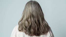 A medida que transcurre el tiempo, se produce una disminución en la producción de melanina, que deja de producir al mismo ritmo el pigmento natural del pelo, provocando la existencia de las canas, las cuales se caen igual que el resto