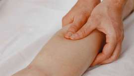 Te enseñamos a realizar un masaje circulatorio DIY para activar la circulación y sentirte más aliviada
