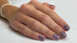 A caballo entre el brilli brilli y los metalizados, las #glazeddonutnails (más de 5 millones de visitas en Tik Tok) ya no se limitan a los tonos nude. Esta temporada el glaseado se impone en marrones, bordeaux y taupés