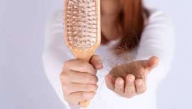 Durante el período otoñal se pueden llegar a perder hasta cien cabellos al día, pero no es una pérdida definitiva del cabello, sino una renovación del mismo. Esta afectación capilar se puede combatir