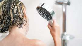 Ayuda a desinflamar y, si se alterna con agua caliente, favorecerá a eliminar la sensación de piernas cansadas