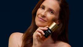 Lo nuevo de Isdin es un sérum bifásico de noche con un 0,1% de retinaldehído que ayuda a acelerar la renovación cutánea, para una piel más joven y sin arrugas. Reduce visiblemente el 43% de las arrugas y mejora un 12% la firmeza