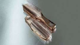 Procedente de Japón, el Scalp Brush S.Heart.S seduce por su estilo, con un diseño superelegante y packaging. Ligero, también es increíble para desenredar todo tipo de cabello