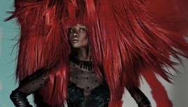 Obras de Charlie Le Mindu se pondrán a la venta en las subastas lanzadas durante la semana de la moda. Artcurial, con sede en París, abre sus puertas al universo fantasmagórico de la peluquería, con obras por valor de más de 100.000 euros 