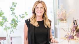 Elena es un libro abierto, nunca mejor dicho. Habla con sabiduría y explica... Sabiduría la cual, por cierto, también predica, en el diagnóstico en su salón y cuando ejerce cualquier trabajo técnico en el mismo. Así es Elena Salmón