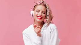 Jessica Chastain, Dakota Johnson, Lily Collins o Zoey Deschanel son algunas de las actrices de Hollywood que en el último año se han atrevido con el flequillo bottleneck, una de las tendencias más destacadas para este otoño junto a los tonos golden