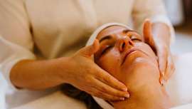 La cosmetóloga Esther Moreno, a través de sus exclusivos tratamientos del Atelier by EM, formula un protocolo específico para aportar a tu piel los ingredientes que necesita con su método de las tres R: Reconectar, Reencontrar y Redescubrir