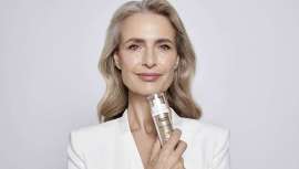 Se trata de una gama de tratamiento para pieles maduras que aborda eficazmente las 3 dimensiones del envejecimiento de la piel: rellena las arrugas profundas, mejora la elasticidad y reduce las manchas de la edad