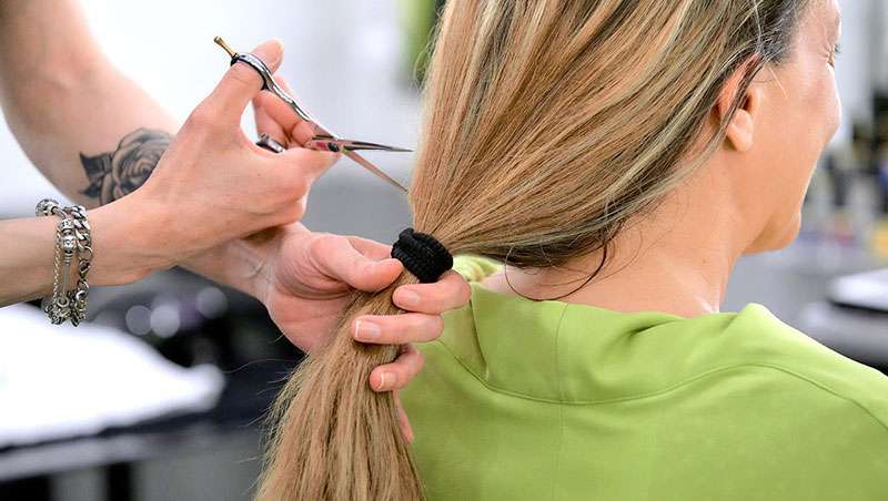 Donar cabello en el Día Internacional del Cáncer de Mama