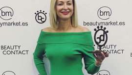 La presidenta del Gremi, al frente del centro de estética antiaging y medicina estética que lleva su nombre recoge el BC Awards Cataluña-Barcelona, destacando su larga y destacada trayectoria como profesional de la belleza y defensora del sector