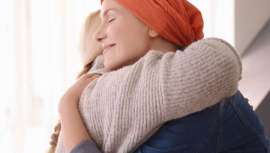 El objetivo de esta colaboración es fomentar la salud y el bienestar de las mujeres afectadas por esta enfermedad en las diferentes etapas de su vida mediante un ciclo de talleres gratuitos, presenciales u on-line