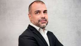 Con los pies sobre la tierra, sólido y arraigado, pero con el alma inquieta, que sobrevuela, Juan Herrero es hoy y siempre un profesional peluquero a tener en cuenta, por su compromiso, arte, creatividad y escuela