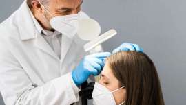 A lo largo del ciclo menstrual, se producen cambios en la producción de grasa de nuestras glándulas sebáceas, que hacen que el pelo pueda verse más graso o más seco en algunos momentos, según los expertos de Hospital Capilar