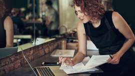 Frente a tiempos revueltos y economías que encarecen los recursos y servicios y sobre todo el precio del dinero, nada mejor que aplicar consejos expertos, también y por supuesto si eres un profesional de la peluquería al frente de tu propio salón