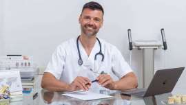 Cada vez son más los pacientes que deciden ponerse en manos de profesionales para perder peso con garantías. El Dr. Schlaghecke nos ofrece su visión sobre los problemas actuales de sobrepeso, obesidad y desórdenes alimentarios