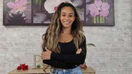 Con un profundo bagaje educacional y conocimientos, Santa Francés, especialista en técnicas orientales, dirige con acierto su propio centro 5Senses Academy mientras practica y predica la belleza como un todo, compendio de alma, mente y cuerpo