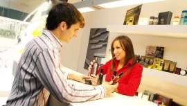 El cliente busca constantemente un mejor servicio, y si el personal que le atiende no le proporciona ese servicio, el cliente simplemente se va a otro lugar. ¿Por qué en el mundo de los negocios debemos suponer que el cliente siempre tiene razón?