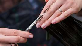 Nos encanta lucir una melena bonita y cuidada, pero las puntas abiertas aparecen cuando menos lo esperamos haciendo que el pelo parezca dañado y con apariencia apagada. M.ª José Llata de Peluquería Llata Carrera nos propone la solución