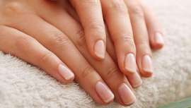 ¿Sabemos realmente cuál es la mejor manera de quitar el esmalte de nuestras uñas? Tres expertas en manicuras nos aconsejan cómo hacerlo correctamente