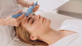 Este método aplica ondas electromagnéticas en la piel y permite mejorar la salud de la dermis para conseguir una piel mucho más lisa, tersa y tonificada, con el mismo efecto de un lifting pero sin cirugía