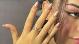 Glaseado y Nude cremoso son las apuestas definitivas de esta influencer de cara a la nueva temporada. Y es que los tonos naturales y el efecto perlado arrasan