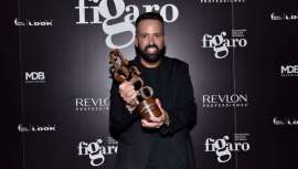 Para la colección New Age, ganadora en los Premios Fígaro, el peluquero ha contado con vestuario del diseñador Álvaro Calafat, con el que ya había colaborado este año en la Semana de la Moda de Madrid