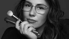 Alma de pinceles y esencia de los tonos tierra, sobrevolando las brochas y otros colores que maneja de forma perfecta, Cristina Lobato, artista del maquillaje, nos cuenta y confirma que lo suyo es un binomio de ciencia y destreza, pura fuerza