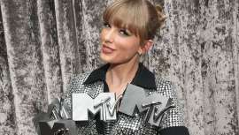 Tupido y enmarcando el rostro, el flequillo de la estrella Taylor Swift se ha convertido en seña de identidad que consigue elevar las apariciones de la artista. Toma nota de los consejos de nuestra experta Mª José Llata, para lucir el tuyo igual