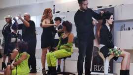Trabajos en directo y varios desfiles en la presentación de la nueva colección de tendencias en peluquería femenina y masculina de la conocida firma de salones de peluquería Rizos