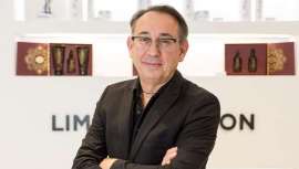 Profesional peluquero al frente de dos salones de su mismo nombre en Valencia, Paco Romeral es hoy un empresario de éxito a la vez que artista con las ideas claras, que vuelca su pasión y compromiso con múltiples facetas