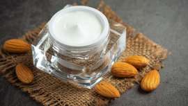 El principal uso que en cosmética se hace de las almendras ya no solo se limita a los aceites para masaje y blanqueadores de la piel, también se elaboran leches, desmaquillantes, jabones, champús y cremas faciales y corporales 