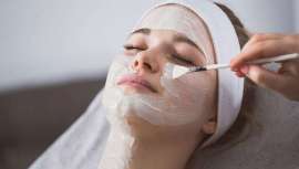 La Dra. Gema Pérez Sevilla, cirujana maxilofacial y experta en medicina estética facial, te cuenta la importancia de realizarse una limpieza en profundidad en cada cambio de estación para recuperar el confort de la piel y renovarla por completo