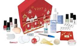 En un cofre que escenifica un mágico pueblo navideño, se encuentran 24 productos de la firma que son todo un regalo para manos y pies