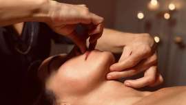 YV-LYFTH® es una completa terapia natural de lifting virtuosa que consta de 7 técnicas y 266 movimientos, que se repiten entre 5 y 10 veces, para tratar el eje corporal y los signos del envejecimiento facial