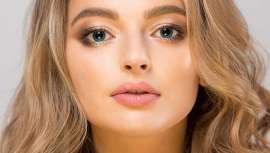 Conseguir un efecto jugoso y luminoso en el rostro no es complicado, basta con tener los productos adecuados y aplicarlos estratégicamente para transformar tu maquillaje de siempre