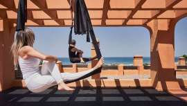 Royal Hideaway Sancti Petri incorpora a su oferta deportiva esta revolucionaria práctica que fusiona el yoga con la gimnasia acrobática