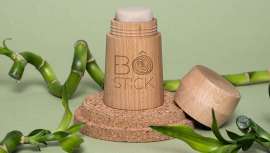 Sólido, de formulación ecológica y con un aplicador de madera que se puede recargar de manera infinita