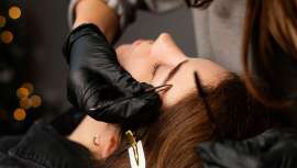 El microblading es uno de los tratamientos favoritos de muchas mujeres y hombres a la hora de definir sus cejas, consiguiendo con ello una mirada espectacular, ya sea porque se las veían irregulares y con huecos o poco pobladas