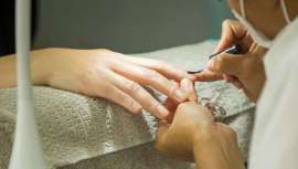 Tener las uñas cuidadas y bonitas es casi una obligación en estos tiempos. Pero aún más en Navidad, revisamos qué se va a llevar en materia de manicura 