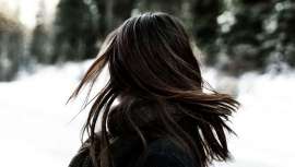 Los cambios de temperatura propios de esta estación pueden resultar incluso más perjudiciales para el cabello que la radiación solar de verano, llevando a que éste se reseque y se caiga con más facilidad, según los expertos de Hospital Capilar